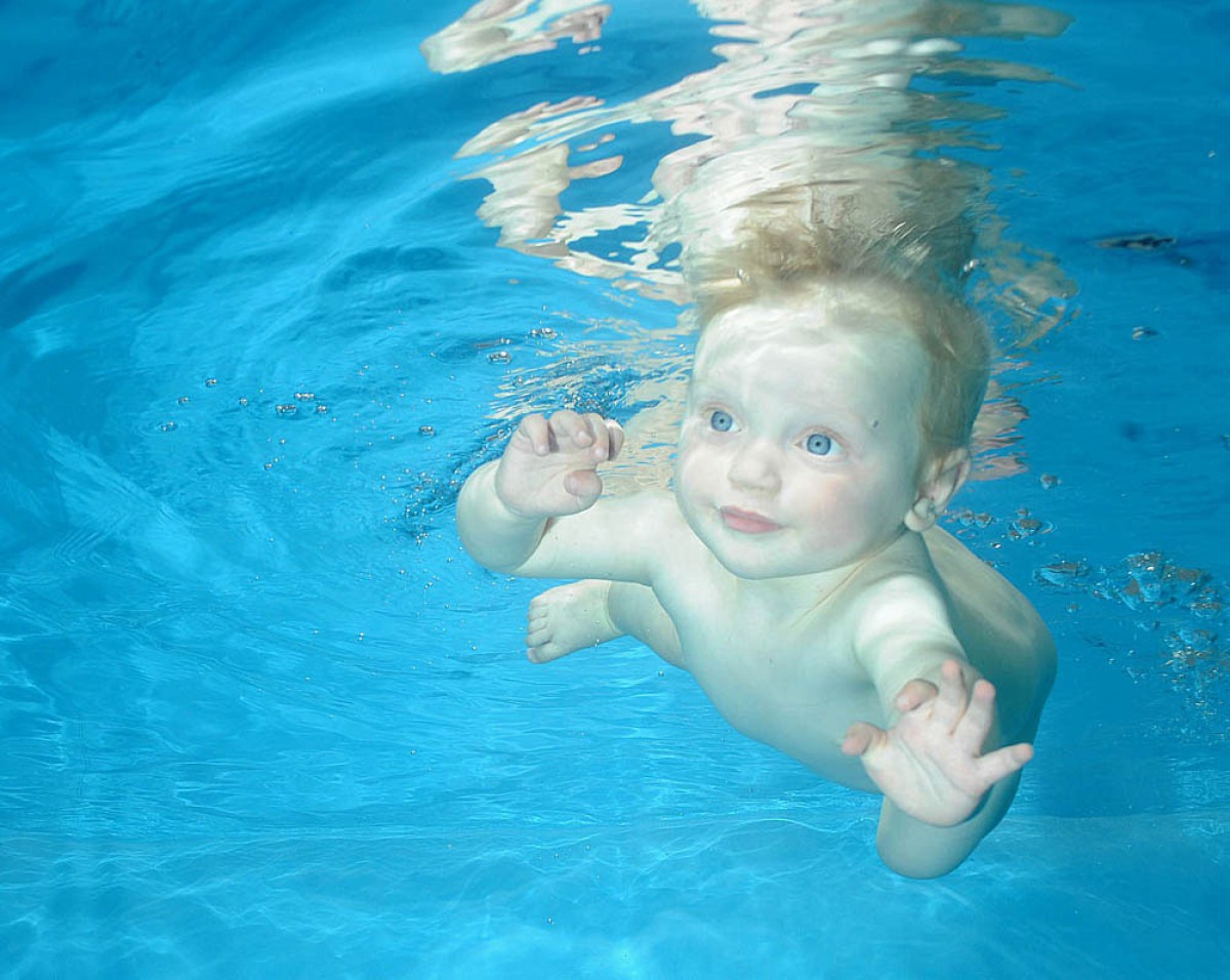 Забавная реакция малышей на купание