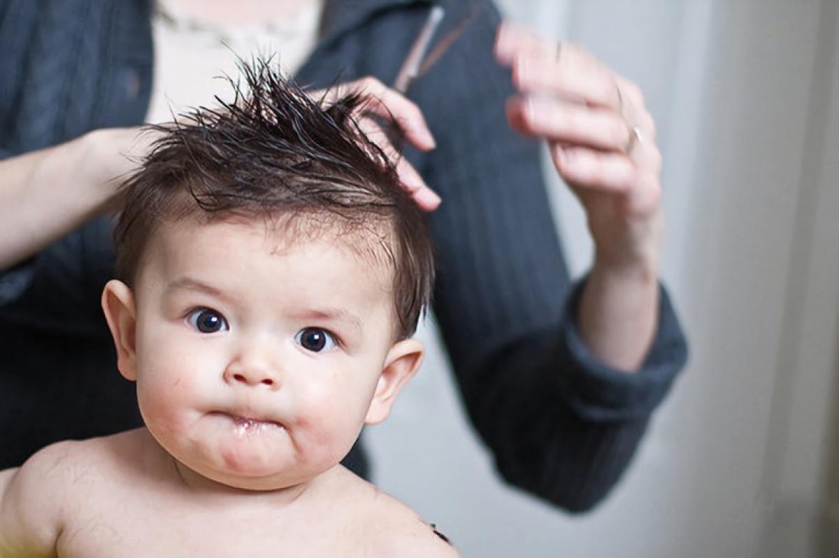 Как правильно стричь волосы ребенку до года