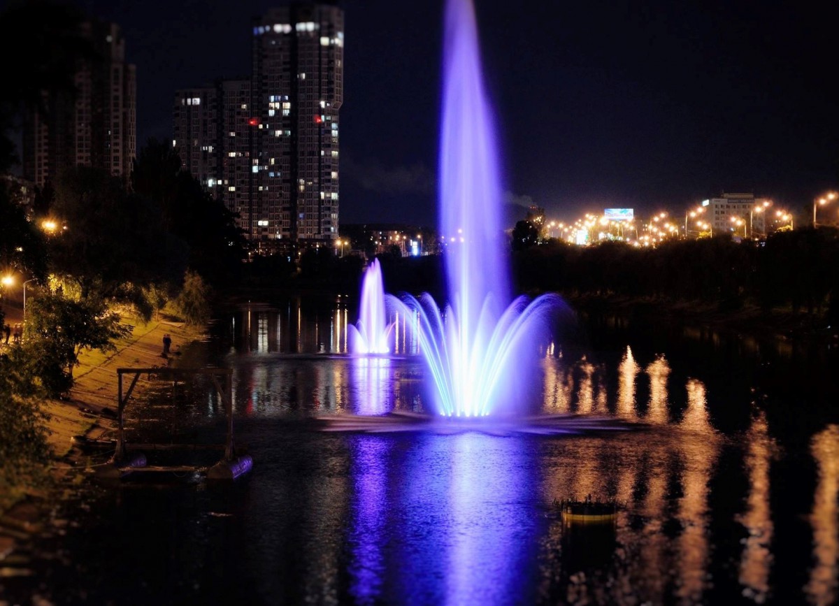 На Русановском канале заработал фонтан с подсветкой