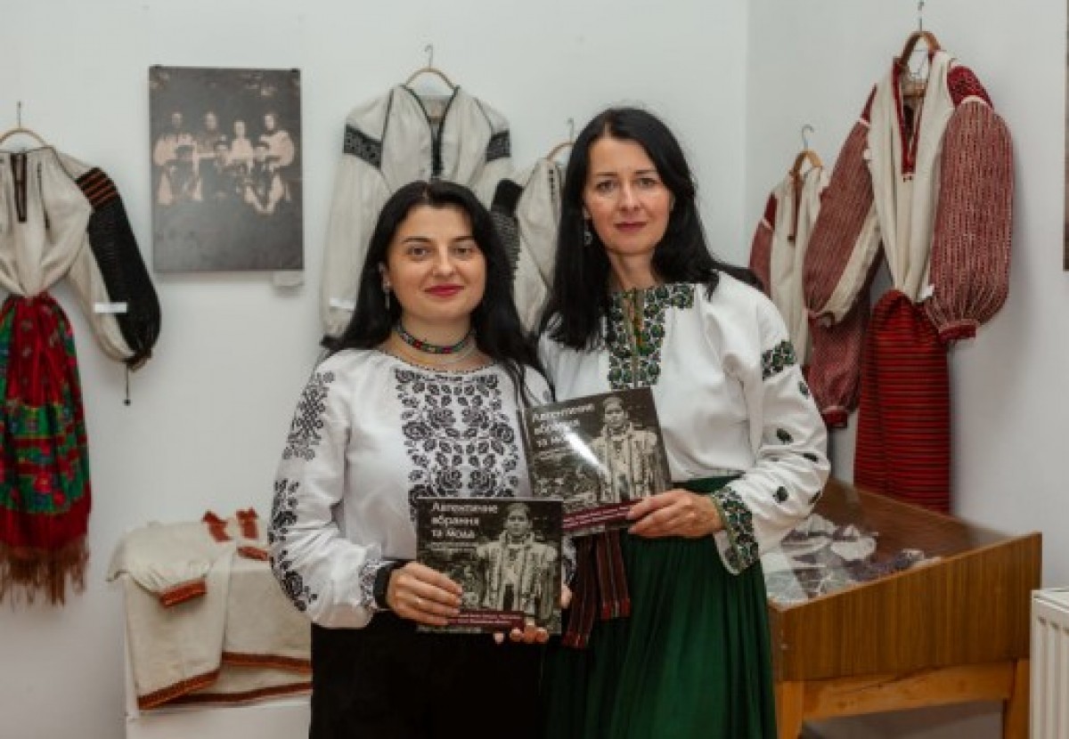 На Франківщині презентували книгу про автентичний одяг передмістя Косова