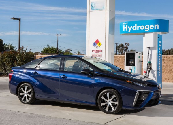Появился первый в мире водородный автомобиль от Toyota