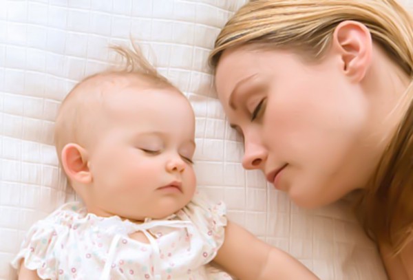 Должна ли мама постоянно находиться рядом с ребенком: мнение психолога