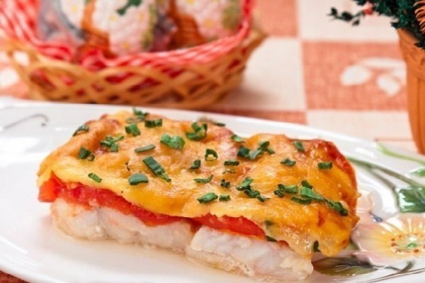 Рыба запечённая с помидорами и сыром