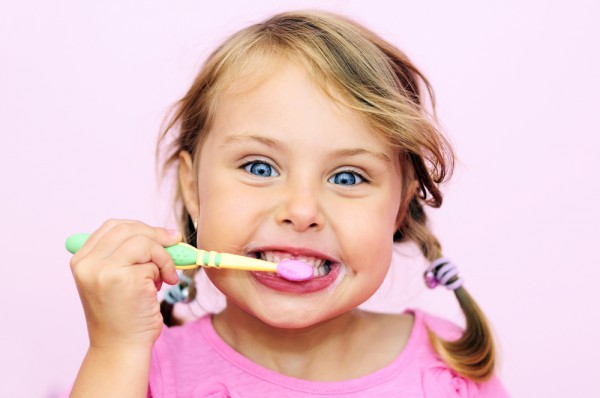 Как приучить ребенка чистить зубы: 6 советов родителям