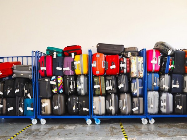 Надоело ждать багаж в аэропорту? Полезные лайфхаки, как получать его быстрее