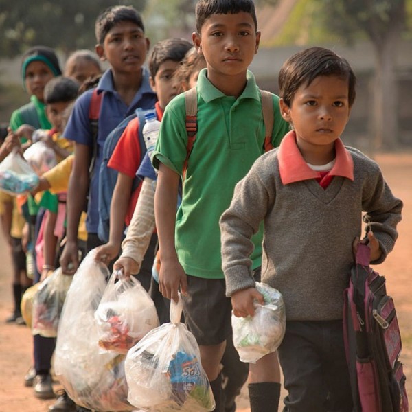 Супруги открыли в Индии школу для детей бедняков. Плата за обучение — мусор.